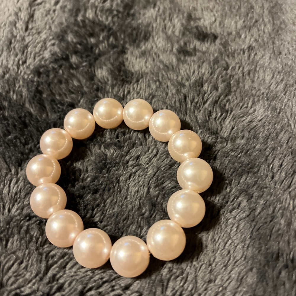Pink Large Faux Pearl Bracelet. 
Stretchable bracelet fits most size